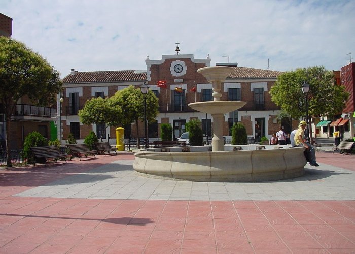 Plaza con fuente y Ayuntamiento